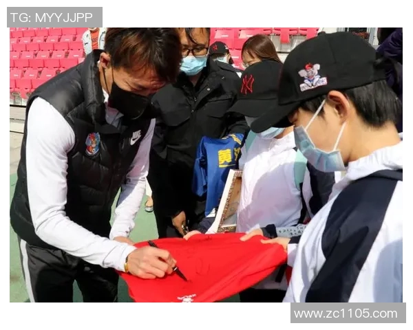 足球明星亲笔签名赠予美女瞬间引发热议与羡慕的浪潮