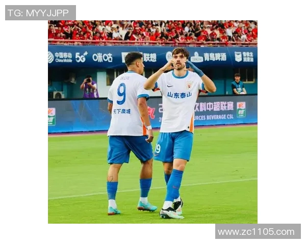 展博化身足球巨星精彩模仿秀引发热议球迷热情高涨